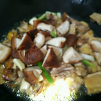 香菇土豆炖鸡块的做法图解3