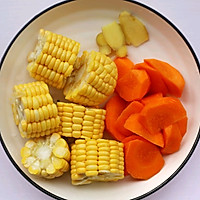 #夏天夜宵High起来！#香菇玉米胡萝卜排骨汤的做法图解2