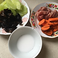 家常小炒(肉，莴笋，胡萝卜，木耳)的做法图解1