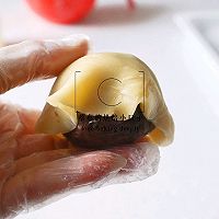 #晒出你的中秋团圆饭#玫瑰豆沙蛋黄月饼的做法图解8