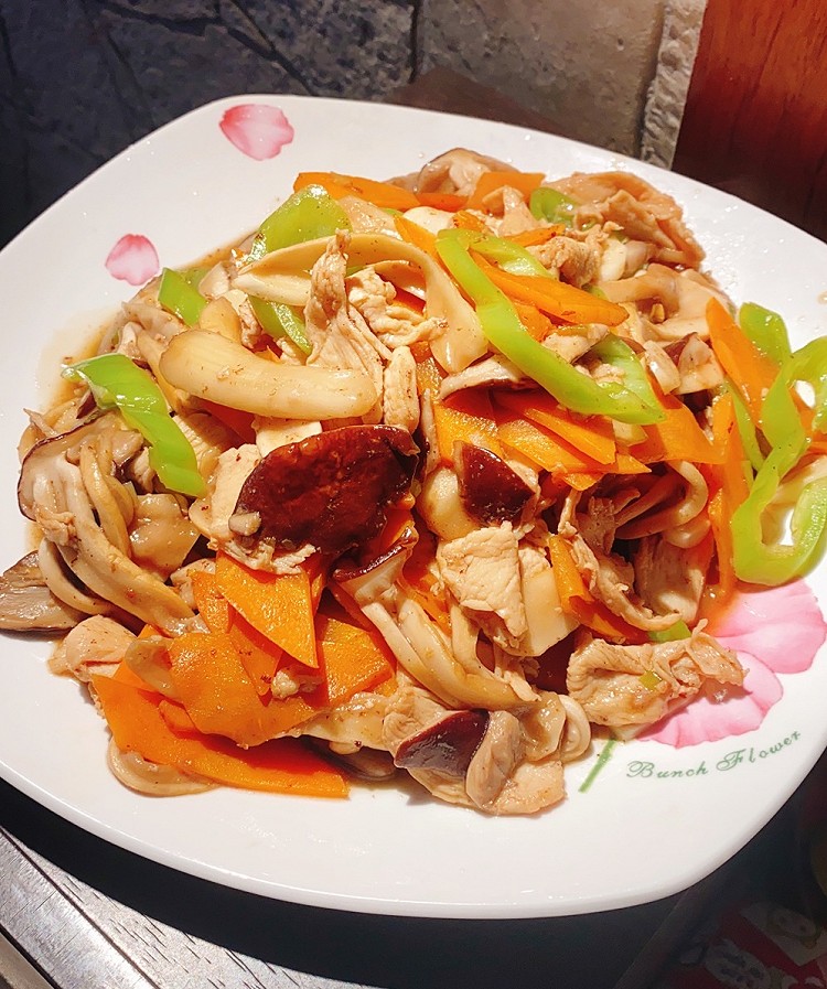 赤松茸炒鸡肉的做法