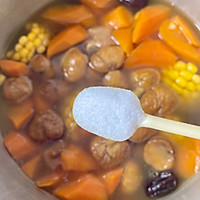 板栗胡萝卜玉米排骨汤的做法图解6