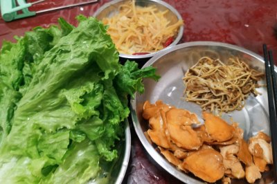 减脂餐－香煎鸡胸肉－烤照烧鸡肉+金针菇+生菜