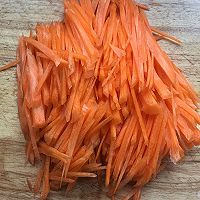胡萝卜拌金针菇的做法图解2