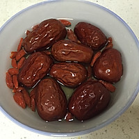 红枣桂圆鸽子汤的做法图解3