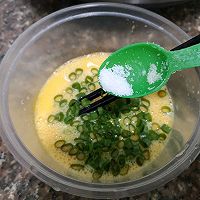 简单快手菜——香葱煎蛋的做法图解2