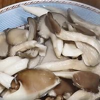 蘑菇不要炒着吃了，试试这种新做法，营养又解馋，比大鱼大肉还香的做法图解2