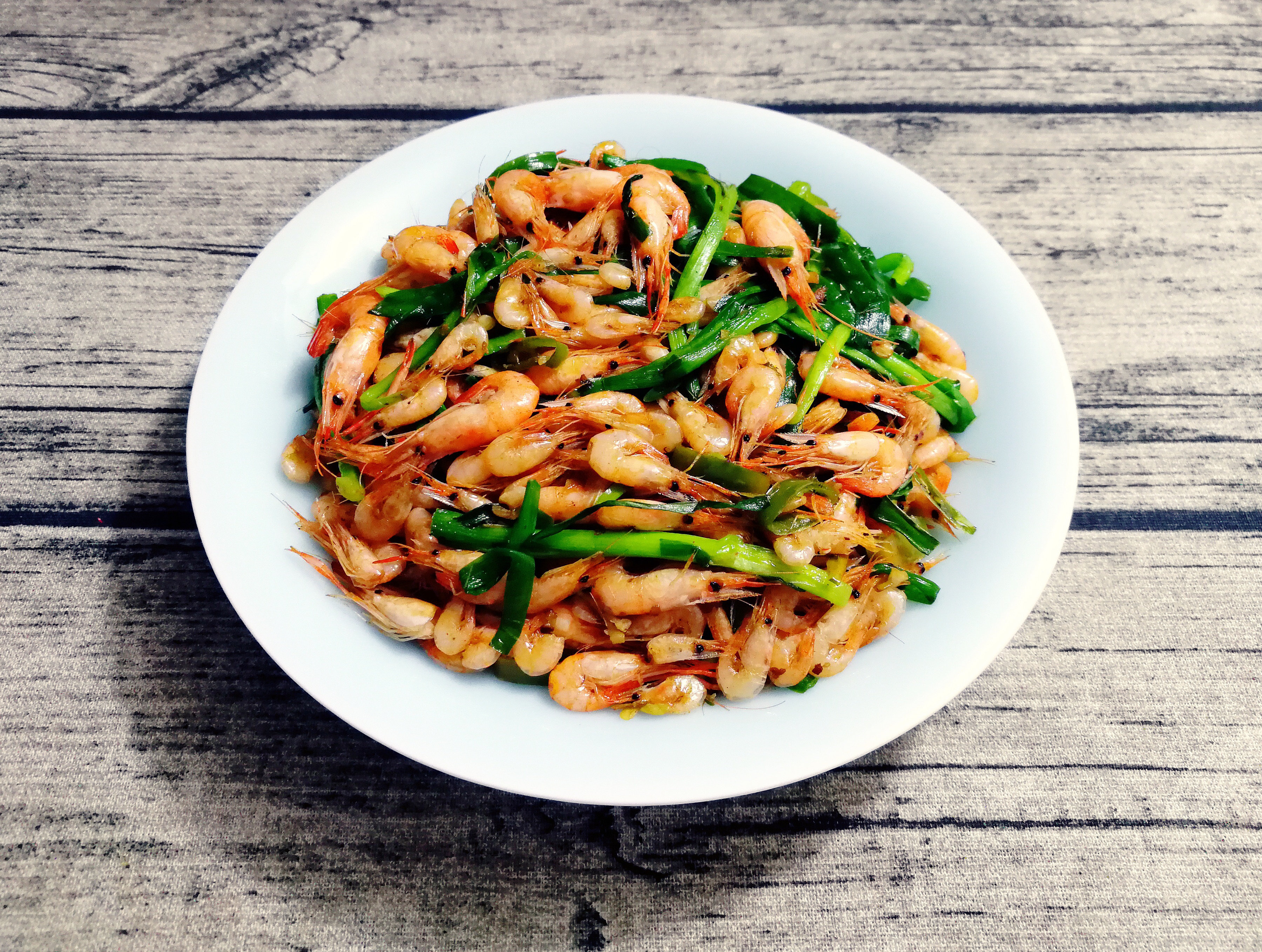 Fried shrimps with leek