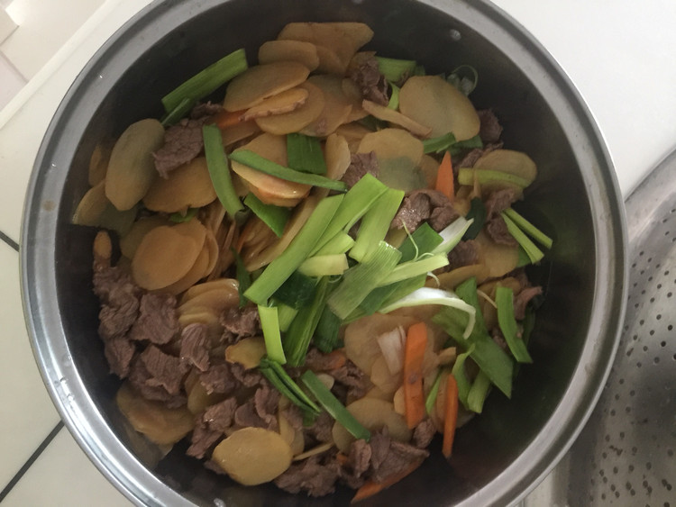 土豆片烧牛肉的做法