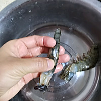 油焖黑虎虾的做法图解2