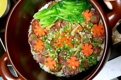 坤博砂锅美食-川味腊肠煲仔饭
