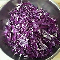 油泼炝拌紫甘蓝（简单又好吃的做法~）的做法图解1
