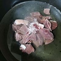 蒜香口蘑牛肉粒的做法图解1