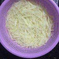 凉拌酸辣土豆丝的做法图解1