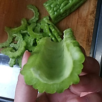 清炒苦瓜的做法图解1