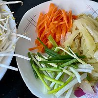 咸菜炒豆芽的做法图解3