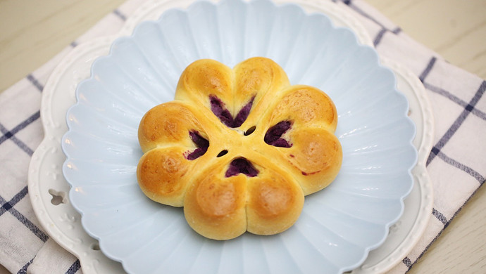 送你一颗幸运心：四叶草紫薯心形面包
