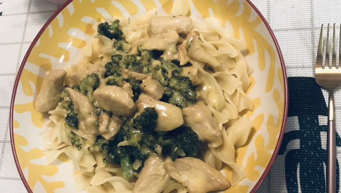 奶油西兰花鸡肉意大利面