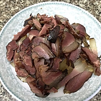 蒜苗芹菜炒腊肉的做法图解4