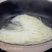 深夜食堂之虾仁炒面的做法图解3