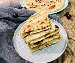 大饼卷“万物”，家常烙大饼的做法