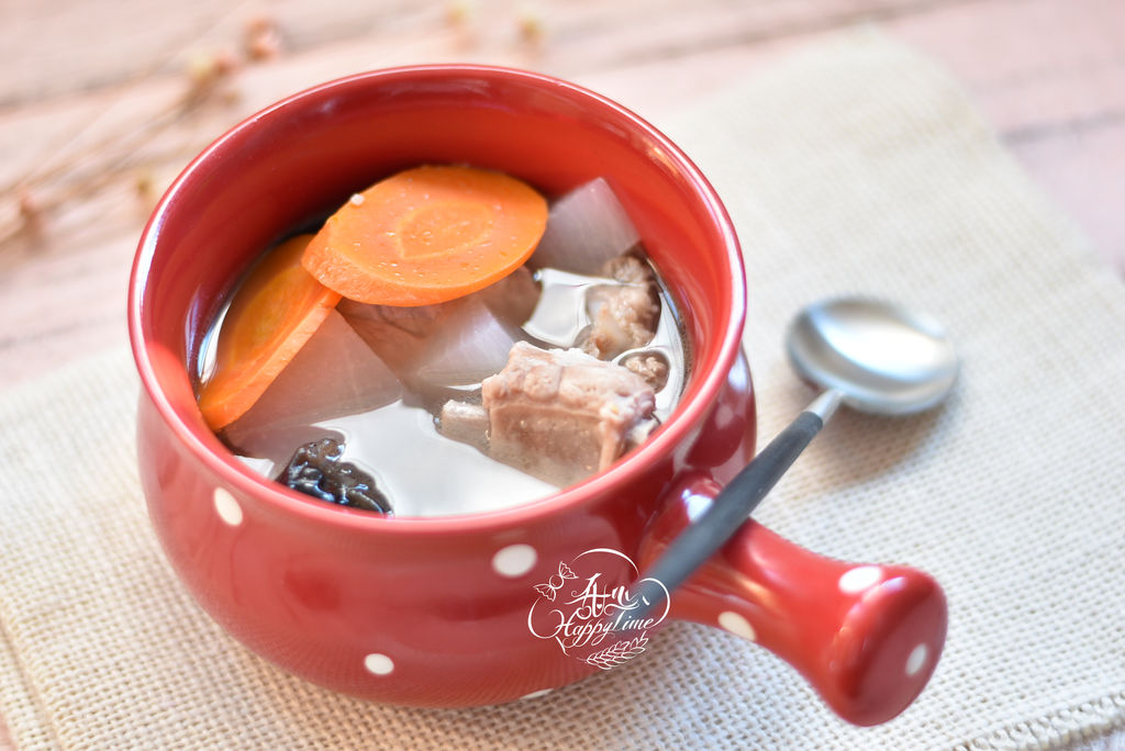 Stewed pork ribs and radish soup in Kunbo casserole