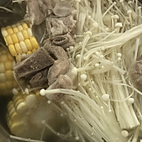 夏日清甜的玉米金针菇排骨汤的做法图解7