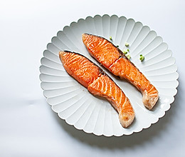 盐味煎三文鱼-禁欲系日式料理，巧用盐烹煮食物的做法