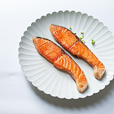 盐味煎三文鱼-禁欲系日式料理，巧用盐烹煮食物
