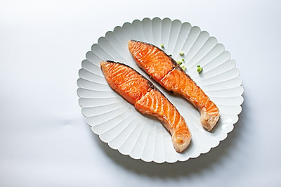 盐味煎三文鱼-禁欲系日式料理，巧用盐烹煮食物