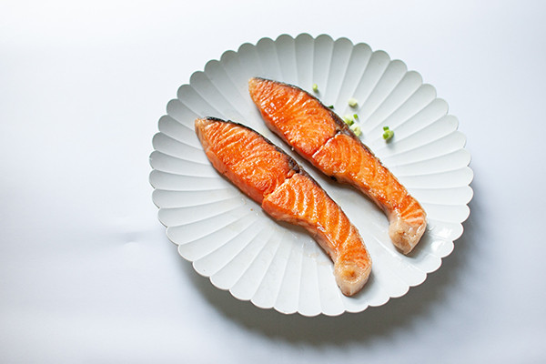 盐味煎三文鱼-禁欲系日式料理，巧用盐烹煮食物的做法