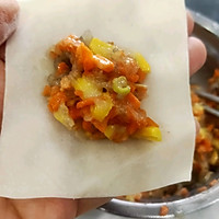 虾仁玉米胡萝卜馄饨的做法图解4