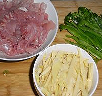 鱼丝笋丝菜椒丝的做法图解1