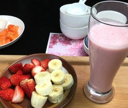 草莓香蕉酸奶奶昔，酸奶富含活性乳酸菌，配上美味的水果，颜值直的做法