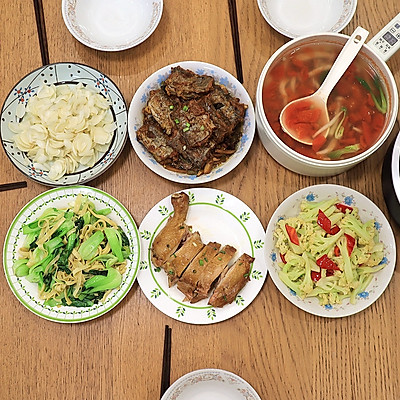  高考晚餐5菜1汤真不赖，鸡腿焖饭香喷