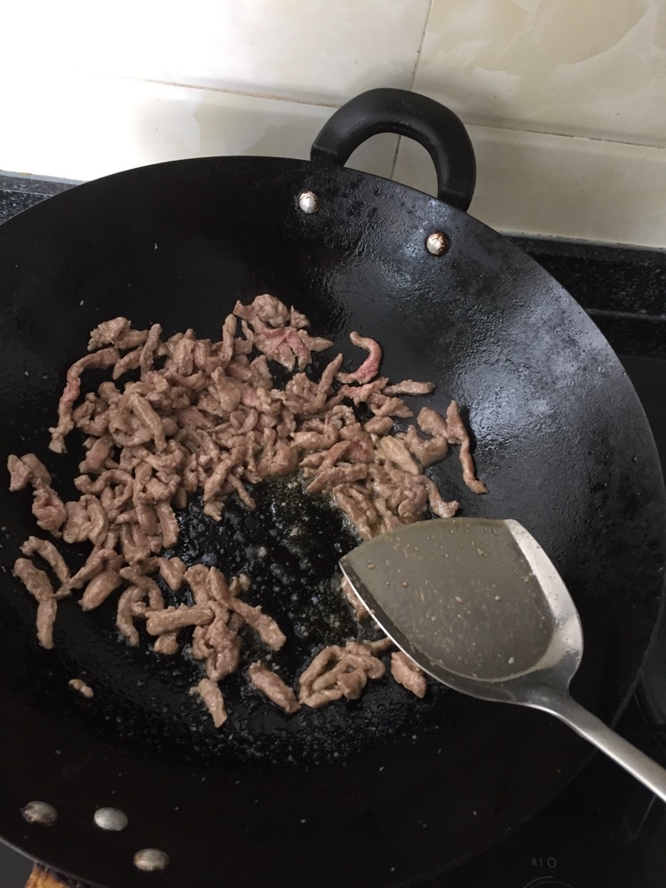 莴笋木耳炒肉丝的做法图解2
