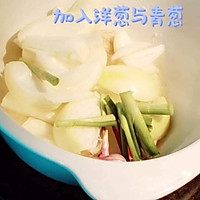 #宅家厨艺 全面来电#猪软骨焖白萝卜的做法图解3