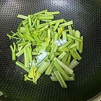 #厨房鲜香秘诀，太太乐松茸鲜，一餐一筷见鲜香#芹菜炒香干的做法图解3