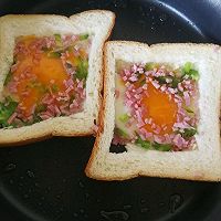 快手早餐～鸡蛋火腿煎三明治的做法图解4