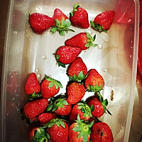 甜蜜蜜冰糖草莓的做法图解1