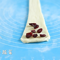 酥软诱人,牛气十足的蔓越莓牛角包的做法图解12