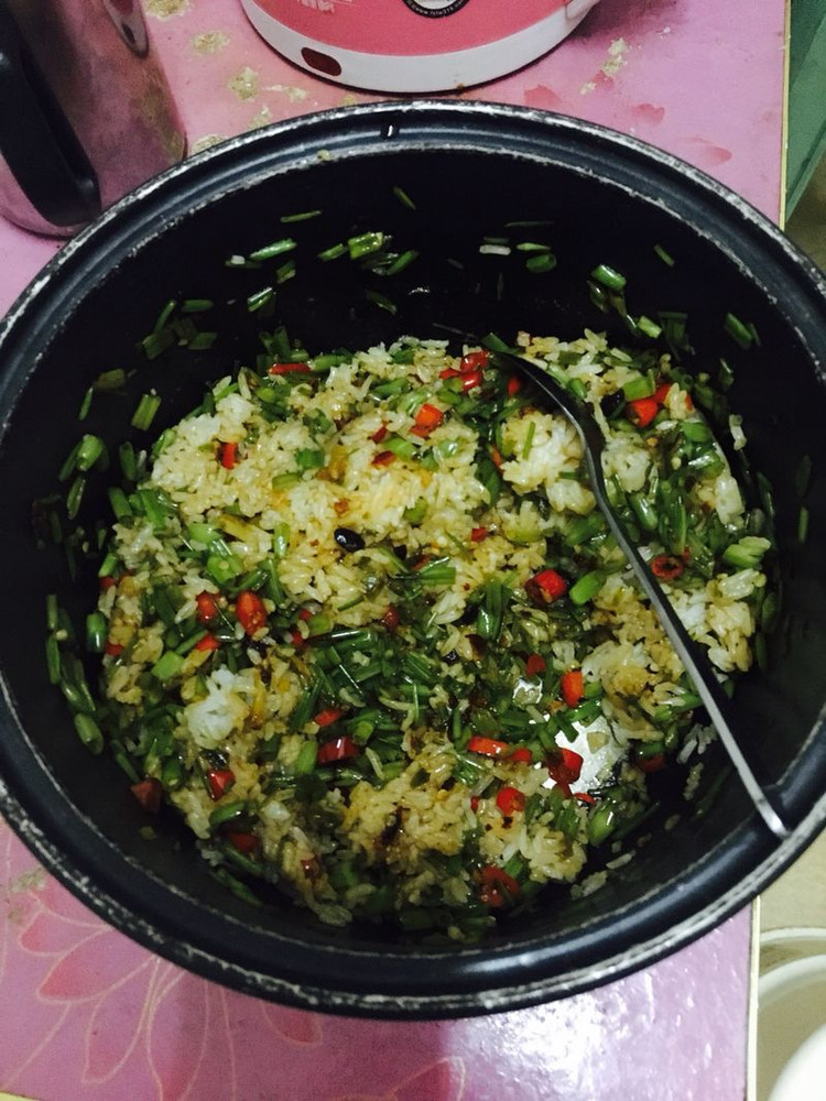 老干妈空心菜梗拌饭的做法