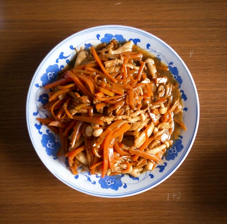 胡萝卜白玉蘑炒肉的做法