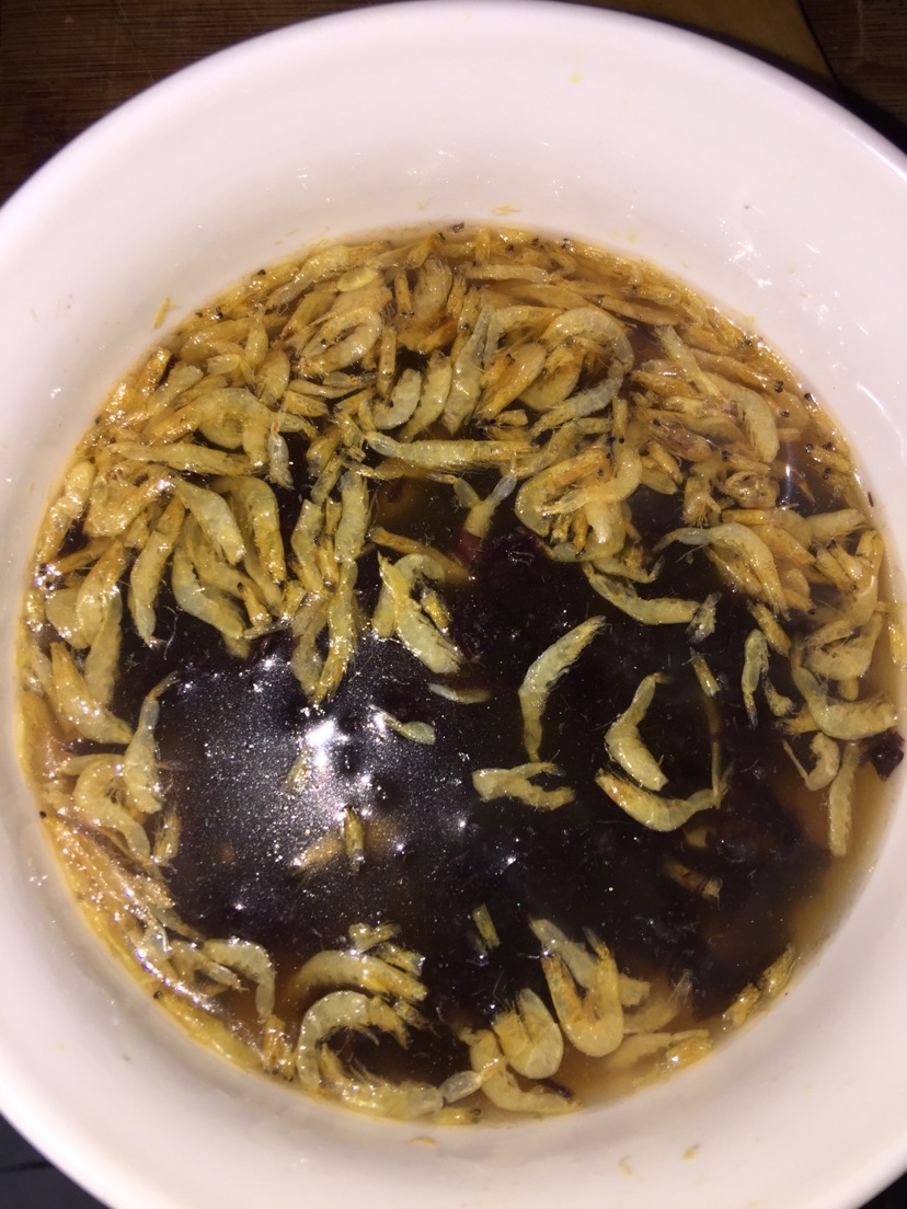 鲜虾腊肠鲍鱼汁炒饭的做法图解2