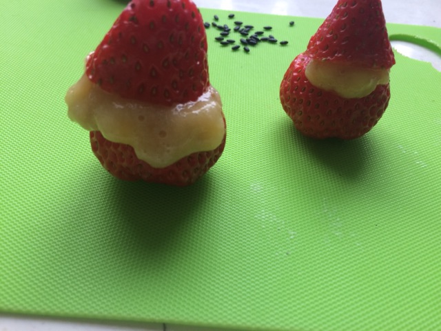 新年快乐--草莓雪人的做法图解2