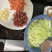 腊肠包菜炒饭的做法图解1