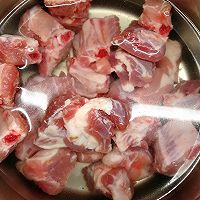鸡汁雪梨排骨汤的做法图解2