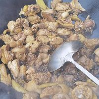 小鸡炖蘑菇，铁锅土灶炖就是有味道的做法图解5