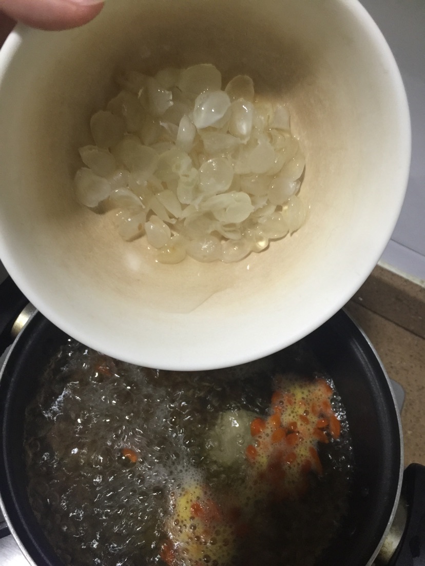 冰糖煲桃胶雪莲子雪耳糖水的做法图解5