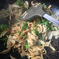让水面筋不再索然无味----青椒肉丝炒面筋的做法图解5